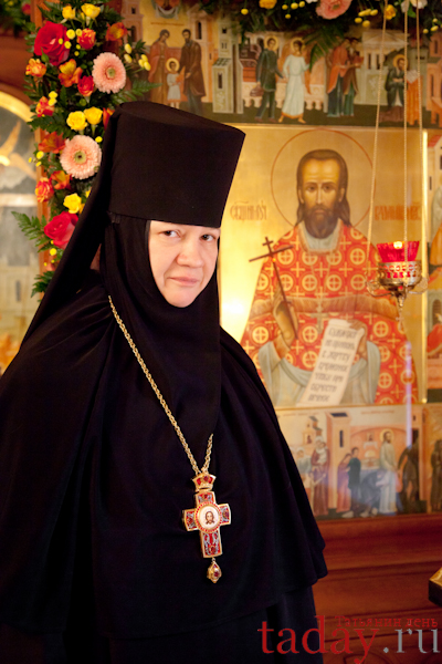 Матушка Иулиания у иконы священномученика Владимрра с житием 