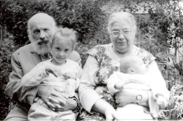 Отец Глеб с матушкой Лидией и внуками 