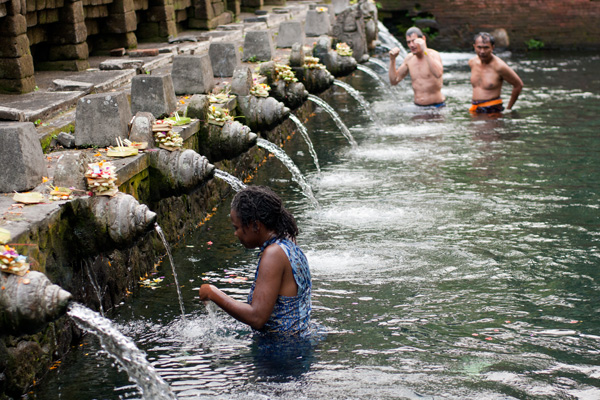 Каждый, кто молится в храме PuraTirtaEmpul, должен обойти и окунуться под всеми фонтанами с водой