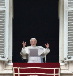 Бенедикт XVI выступил с последней воскресной проповедью