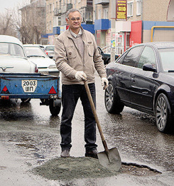Пенсионер за свой счет ремонтирует городские улицы