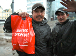 На задворках праздника. В Москве раздали пасхальные подарки бездомным