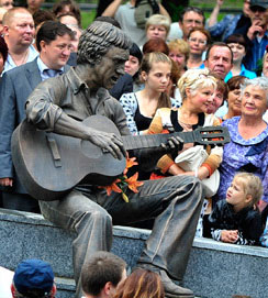 Памятник Высоцкому открыли в центре Владивостока