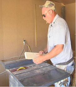 Слепой житель Техаса строит собственный дом