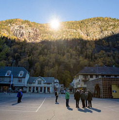 Жители норвежского города Рьюкан впервые увидели осеннее солнце