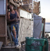 Бездомный экс-боксёр построил дом из строительных отходов