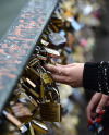 Влюблённые уничтожают парижские мосты