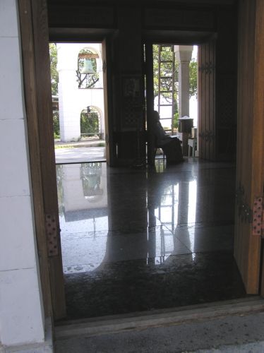 Раскрытые двери храма перед всенощной. Фото автора
