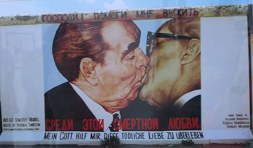 Братский поцелуй Брежнева и Хонеккера