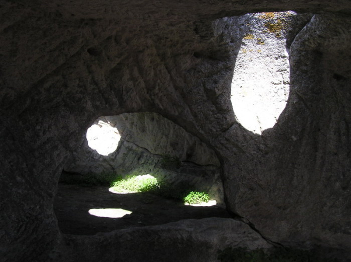 Пещера с круглыми отверстиями в своде