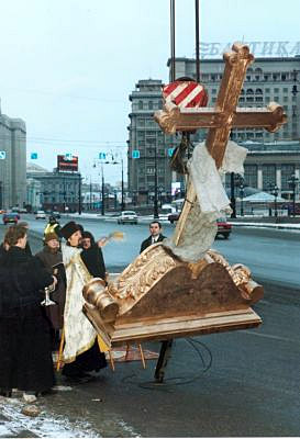 2002 год. Над аттиком храма восстановлен в исторических формах литой бронзовый крест. Освящение нового креста
