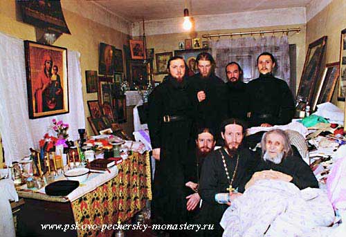 Братия в келии архимандрита Феофана (Молявка †2001)