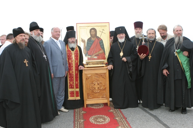 Духовенство Самарской и Сызранской епархии провожает ковчег с десницей Иоанна Крестителя