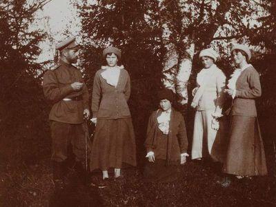 Государь с дочерьми на прогулке. 1913