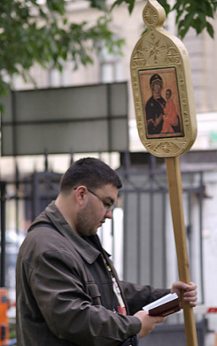 Движение 'Воины Жизни' провело пикет подросткового абортария в Санкт-Петербурге