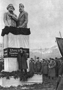 В.И.Ленин на открытии памятника Марксу и Энгельсу Москва 1918