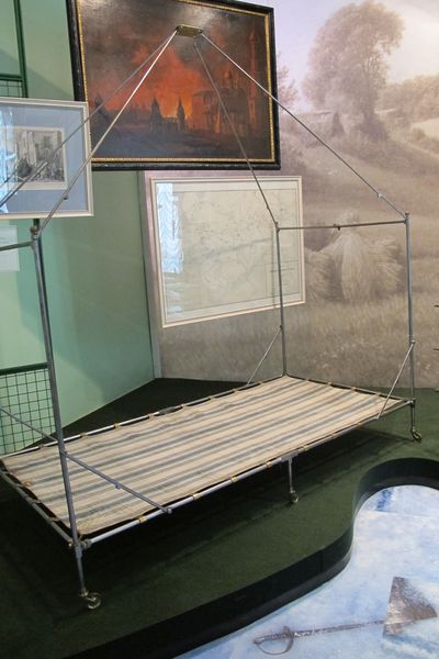 В другом зале - походная кровать императора Наполеона