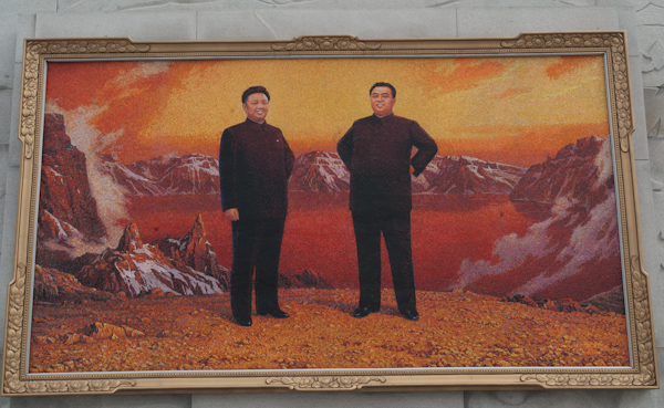 Кин Чен Ир и Ким Ир Сен. Мозаика на одной из пхеньянских улиц