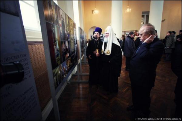 Патриарх Кирилл осматривает выставку в актовом зале храма святой Татианы при МГУ. 25 января 2011 года. Фото Михаила Моисеева