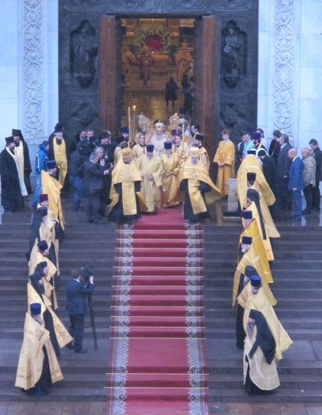Патриарх Кирилл выходит из Храма Христа Спасителя встречать Пояс Пресвятой Богородицы 