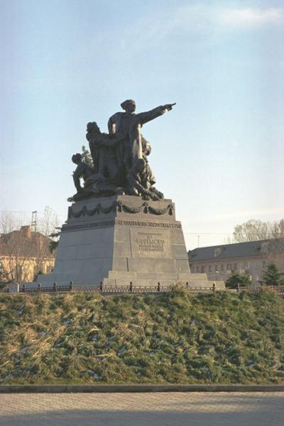 Памятник генералу Ефремову в Вязьме