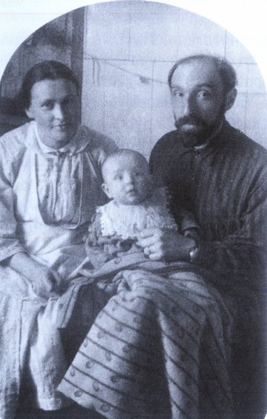 Н.Д. Шаховская и М.В. Шик с первенцем, 1922 год