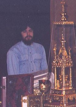 Алтарник Павел Конотопов в алтаре храма святой Татианы. 1998 год. Фото из архива храма святой Татианы при МГУ