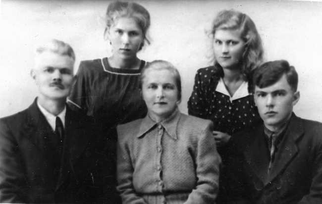 Семья Ветвицких. Фото 1946 г. 