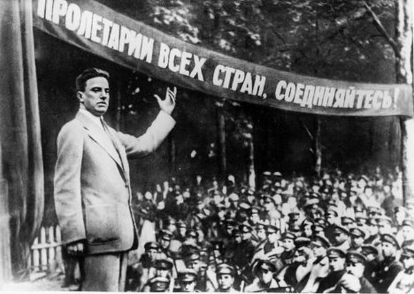 Маяковский выступает перед красноармейцами. 1929 год