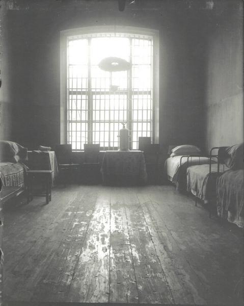Фото комнаты великих княжон в Ипатьевском доме, представленное на выставке