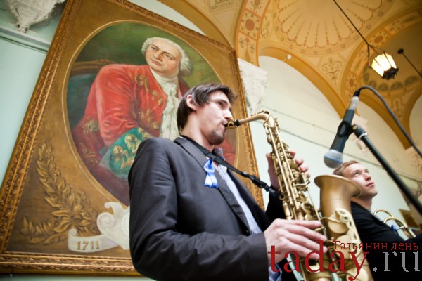 Перед началом праздника на балюстраде под портретом Ломоносова играл духовой оркестр.