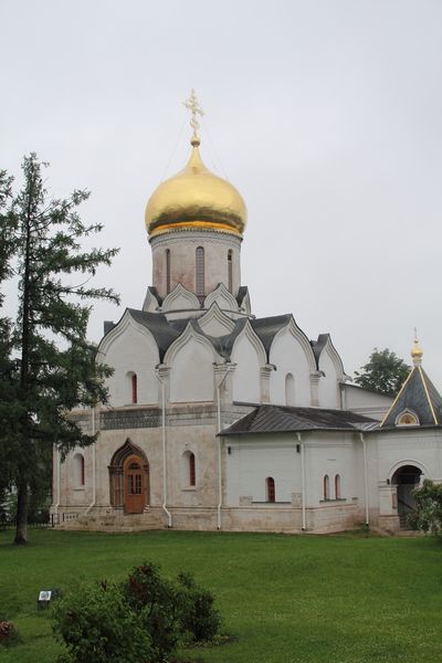 Монастырский собор Рождества Пресвятой Богородицы, в котором покоятся мощи преподобного Саввы Сторожевского 