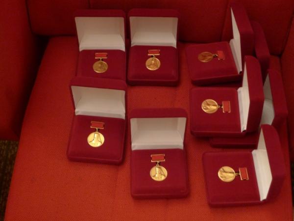 Медали лауреатам