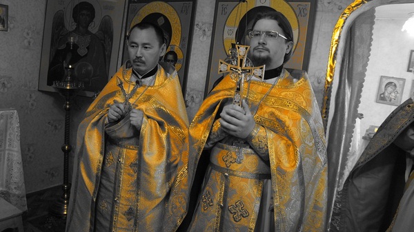 Священники Михаил Иннокентьев и Александр Стародубцев. Верхневилюйск, 24 июня 2012 года. 
