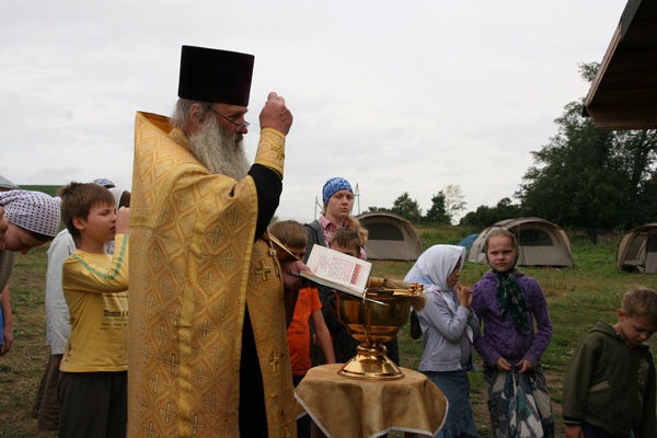Молебен служит протоиерей Георгий Климов