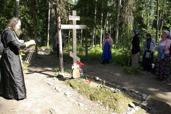 Поминальное богослужение у братских могил соловецких заключенных на Секирной горе, где находился штрафной изолятор.  