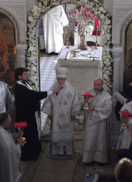 Председатель Учебного комитета Русской Церкви архиепископ Верейский Евгений читает молитву перед Причастием 