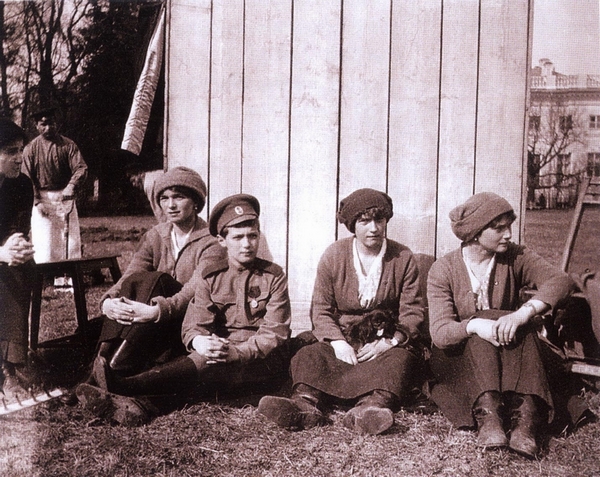 Июнь 1917. После работы в огороде Ольга, Алексей, Анастасия с собачкой Джимом, Татьяна