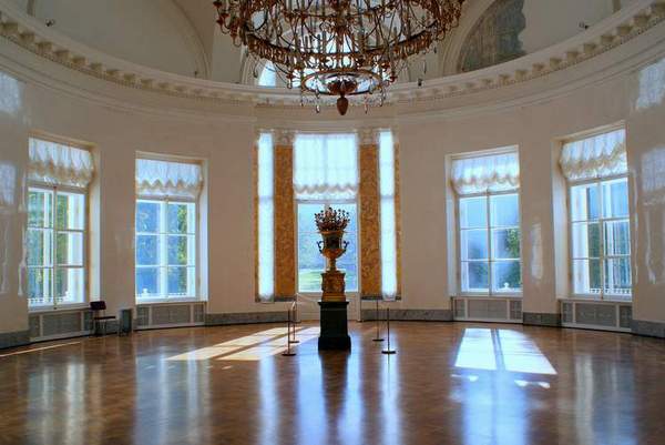 Полукруглая зала Александровского дворца. Современное фото