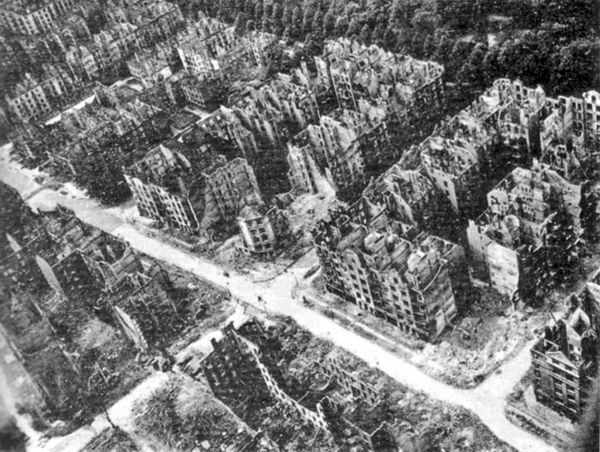 Гамбург после бомбежки, июль 1943 года.