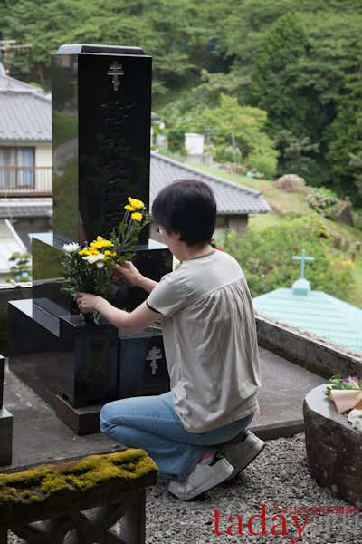 Во время традиционного буддийского праздника «бон»---поминовение усопших--- в середине августа японские православные посещают кладбище и особо молятся за усопших родственников
