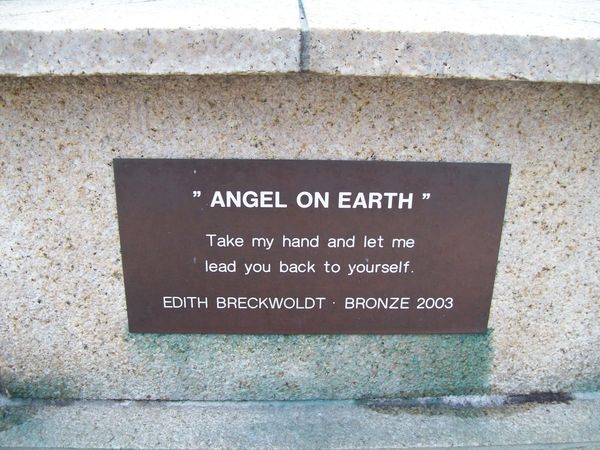 Надпись у скульптуры Земного ангела