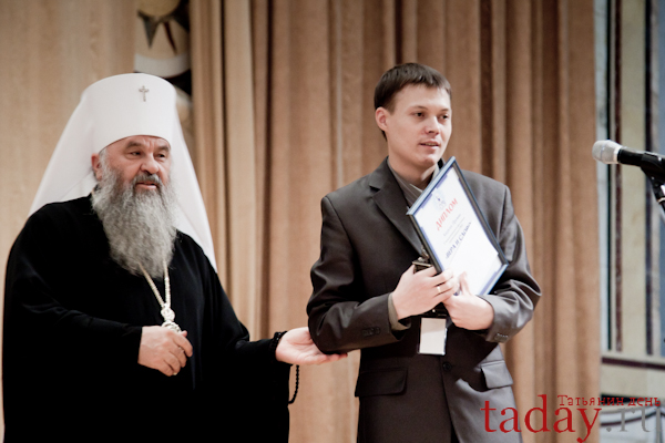 Диплом вручает митрополит Саранский и Мордовский Варсонофий