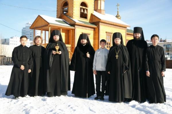 Епископ Роман с насельниками возрождающегося спасского монастыря 