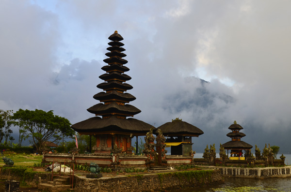 Помимо храмов, принадлежащих деревенским общинам, на Бали есть девять храмов особого значения, которые «принадлежат» всему острову. Храм Bedugul на озере Братан – один из них. Он же изображен на банкноте в 50 индонезийских рупий
