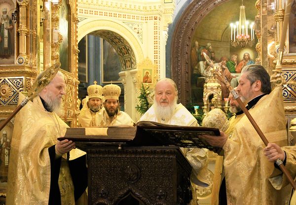 Патриарх читает старинное Евангелие, стоя в Царских вратах. Великая вечерня 7 января 2012 года. Фото www.patriarchia.ru 