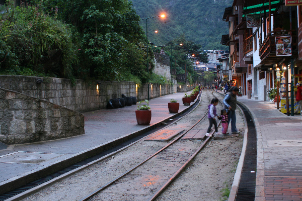 Из Куско в Агуас Кальентес каждый день прибывает дорогой туристический поезд