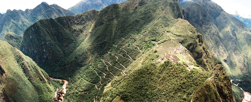 Захватывающий дух вид открывается с вершины горы Вайна Пикчу – отсюда руины просматриваются  как на ладони. А с ними – долина шумной реки Урубамбы и верхушки ни на что не похожих гор