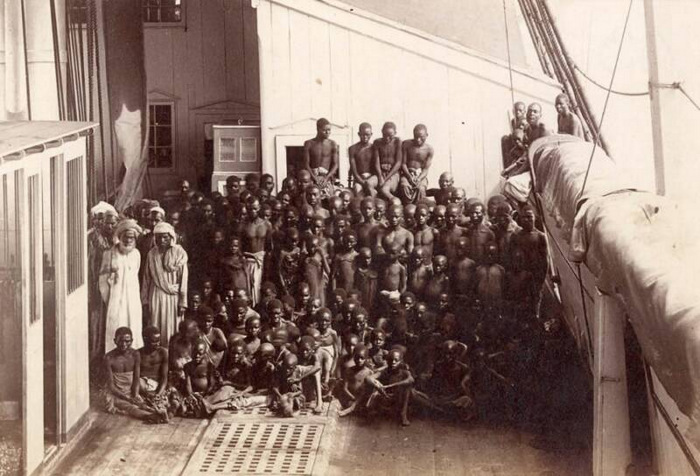 Группа рабов и арабы-работорговцы на борту судна. Занзибар, конец XIX в.