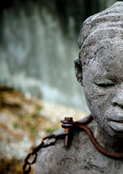 Фрагмент памятника рабству. Стоунтаун, Танзания. Фото: Eric Lafforgue